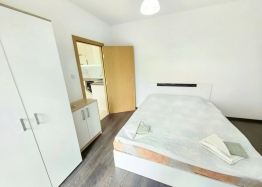 Apartment mit neuen Möbeln und Blick auf den Pool. Foto 11