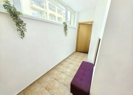 Apartment mit neuen Möbeln und Blick auf den Pool. Foto 14