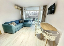 Apartment mit neuen Möbeln und Blick auf den Pool. Foto 2