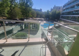 Apartment mit neuen Möbeln und Blick auf den Pool. Foto 6