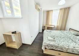 Apartment mit neuen Möbeln und Blick auf den Pool. Foto 12