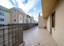 Geräumige Wohnung mit großem Balkon in einem Gebäude mit geringer Wartungsgebühr. Foto 8