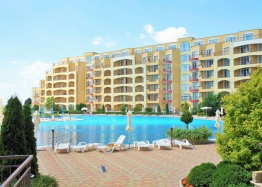 Große Zweizimmerwohnung mit Blick auf den Pool in erster Linie. Foto 1