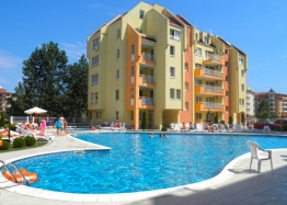 Dvoupokojový apartmán v útulném komplexu na pobřeží. Foto 1