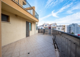 Geräumige Wohnung mit großem Balkon in einem Gebäude mit geringer Wartungsgebühr. Foto 6