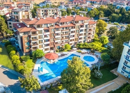 Vynikající apartmán s výhledem na bazén v kvalitním komplexu. Foto 1