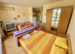 Apartment in a large complex on the first line. Photo 2