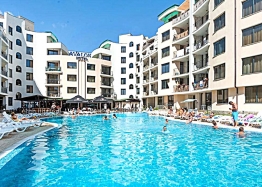 Квартира с видом на бассейн в жилом комплексе. Фото 2