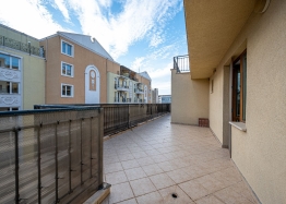 Geräumige Wohnung mit großem Balkon in einem Gebäude mit geringer Wartungsgebühr. Foto 13