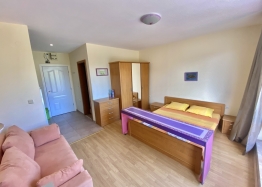 Apartment in a large complex on the first line. Photo 11