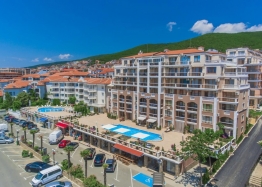 Two-room apartment with pool view in luxury complex. Photo 18