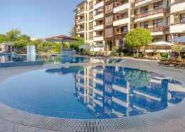 Vynikající apartmán s výhledem na bazén v kvalitním komplexu. Foto 6
