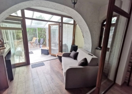 Будинок з ділянкою та новими меблями у чудовому селі. Фото 15