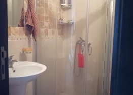 Zweizimmerwohnung mit Poolblick an der Küste. Foto 10