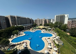 Dvoupokojový apartmán s krásným výhledem na bazén v luxusním komplexu. Foto 1