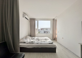 Krásný dvoupokojový apartmán s výhledem na bazén ve velkém známém komplexu. Foto 5