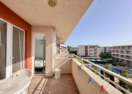 Krásný dvoupokojový apartmán s výhledem na bazén ve velkém známém komplexu. Foto 9