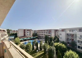 Krásný dvoupokojový apartmán s výhledem na bazén ve velkém známém komplexu. Foto 8