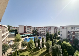 Krásný dvoupokojový apartmán s výhledem na bazén ve velkém známém komplexu. Foto 1