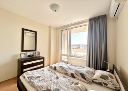 Krásný dvoupokojový apartmán s výhledem na bazén ve velkém známém komplexu. Foto 6