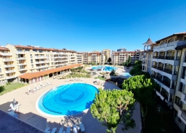 Zwei-Zimmer-Wohnung mit herrlichem Blick auf die Pools in einem Luxuskomplex. Foto 1