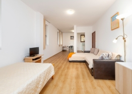 Geräumiges Zweizimmerapartment mit Poolblick, 500 Meter vom Meer entfernt. Foto 3