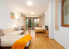 Geräumiges Zweizimmerapartment mit Poolblick, 500 Meter vom Meer entfernt. Foto 14