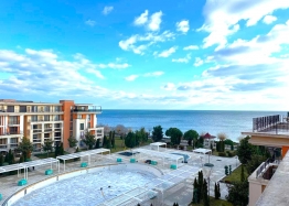 Apartmán s velkou terasou a výhledem na moře v první řadě. Foto 2