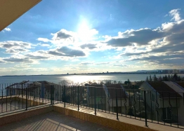 Apartmán s velkou terasou a výhledem na moře v první řadě. Foto 3