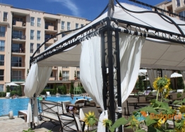 Zweizimmerwohnung mit Poolblick an der Küste. Foto 1
