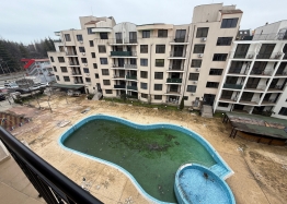 Квартира с видом на бассейн в жилом комплексе. Фото 9