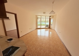 Große Zweizimmerwohnung mit Blick auf den Pool in erster Linie. Foto 2