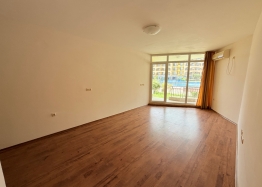 Große Zweizimmerwohnung mit Blick auf den Pool in erster Linie. Foto 4