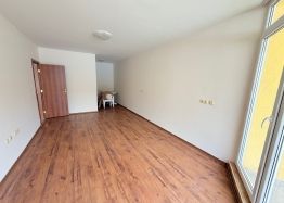 Große Zweizimmerwohnung mit Blick auf den Pool in erster Linie. Foto 5