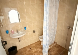 Große Zweizimmerwohnung mit Blick auf den Pool in erster Linie. Foto 7
