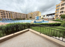 Große Zweizimmerwohnung mit Blick auf den Pool in erster Linie. Foto 8