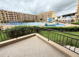Große Zweizimmerwohnung mit Blick auf den Pool in erster Linie. Foto 9