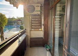 Vynikající apartmán s výhledem na bazén v kvalitním komplexu. Foto 9