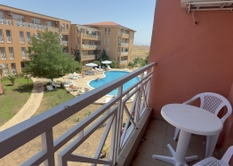 Ein-Zimmer-Apartment mit Poolblick an der Küste. Foto 7