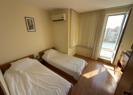 Dreizimmerwohnung in einem großen Komplex. Foto 16