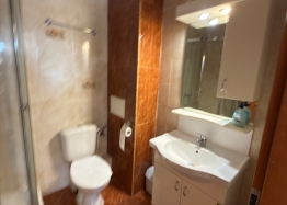 Dreizimmerwohnung in einem großen Komplex. Foto 19