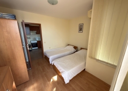 Dreizimmerwohnung in einem großen Komplex. Foto 15