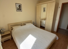 Dreizimmerwohnung in einem großen Komplex. Foto 14