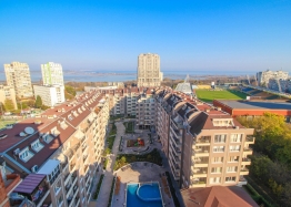 Двокімнатна квартира в сучасному комплексі в Бургасі. Фото 1
