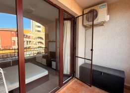 Large studio with pool view on the first line. Photo 14