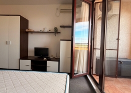 Large studio with pool view on the first line. Photo 8