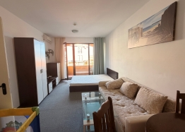 Large studio with pool view on the first line. Photo 2