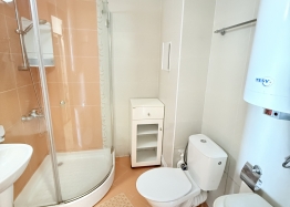 Apartament z widokiem na morze i trawnikiem w pierwszej linii. Zdjęcie 28