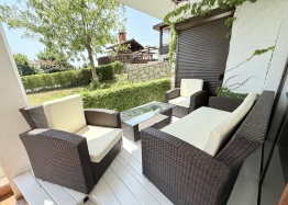 Apartament z widokiem na morze i trawnikiem w pierwszej linii. Zdjęcie 2