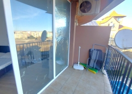 Spacious studio apartment on the coast at a good price. Photo 4